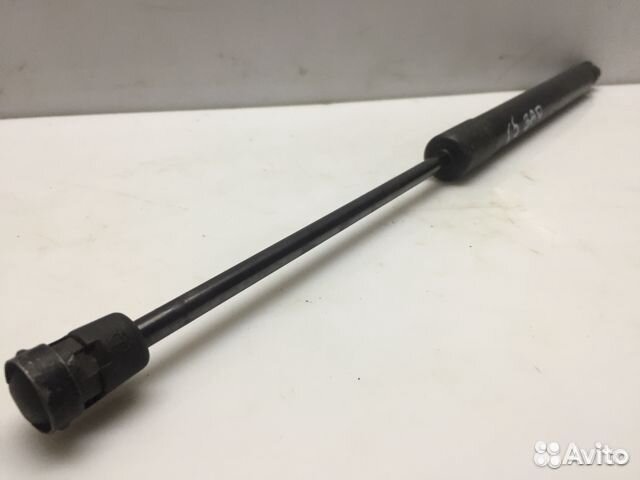 Амортизатор багажника Golf 5 оригинал бу