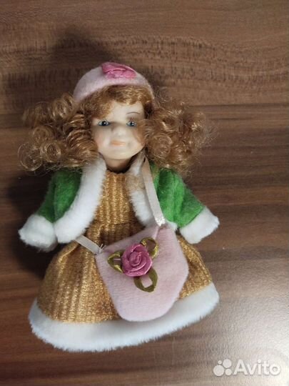 Кукла фарфоровая маленькая