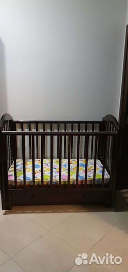 Детская кроватка с продольным маятником с матрасом