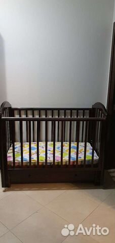 Детская кроватка с продольным маятником с матрасом