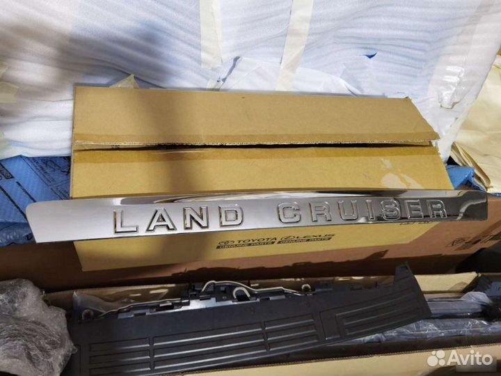 Молдинг багажника Toyota Land Cruiser 200
