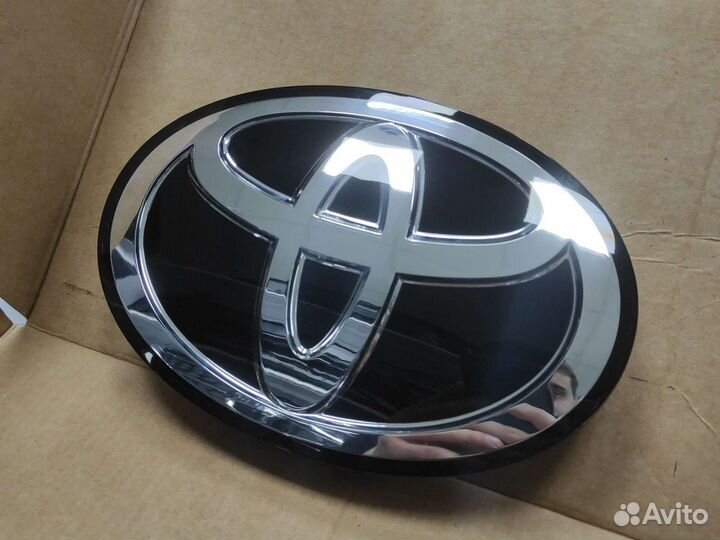 Эмблема решетки радиатора Toyota Land Cruiser 200