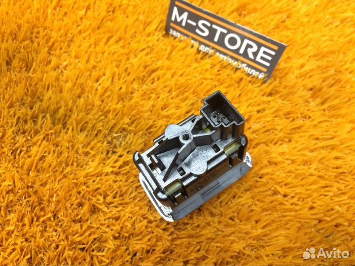 Кнопка открывания багажника Mercedes-Benz E-Class