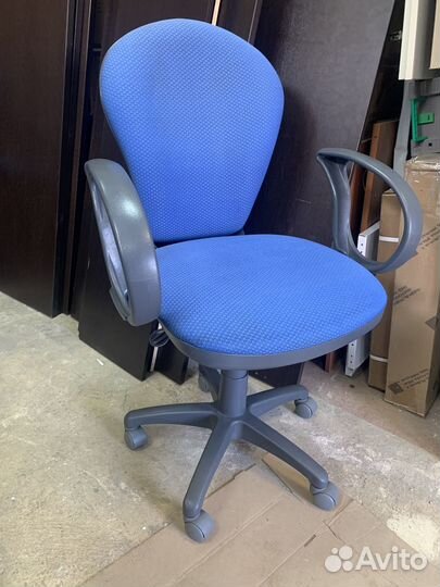 Продается кресло для компьютера с эргоном спинкой