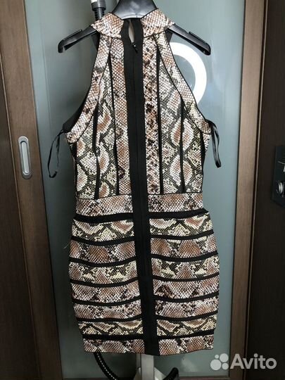 Вечернее бандажное платье из экокожи под змею