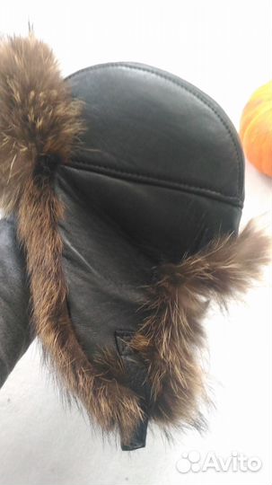 Шапка ушанка кожаная с мехом енота