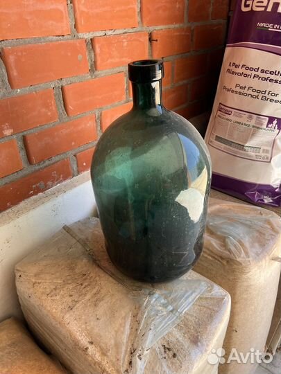 Большая стеклянная бутыль времен СССР