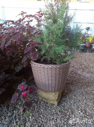 Кашпо для цветов из искусственного ротанга