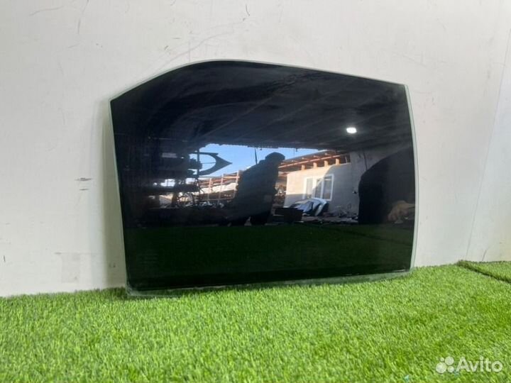 Стекло двери опускное заднее правое Toyota Camry