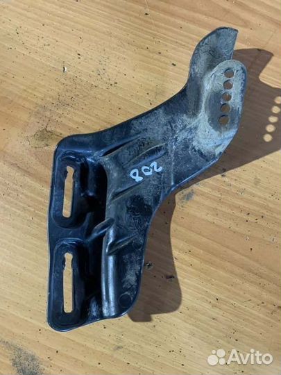 Направляющая переднего бампера передняя левая