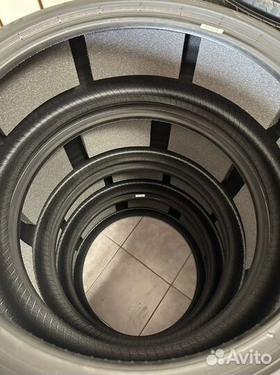 Pirelli P Zero PZ4 255/35 R21 и 285/30 R21