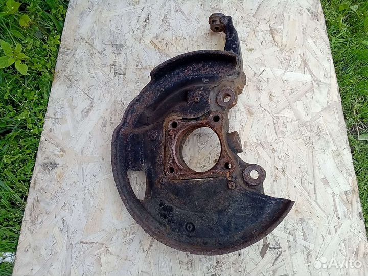 Кулак поворотный левый Land Rover Discovery 3