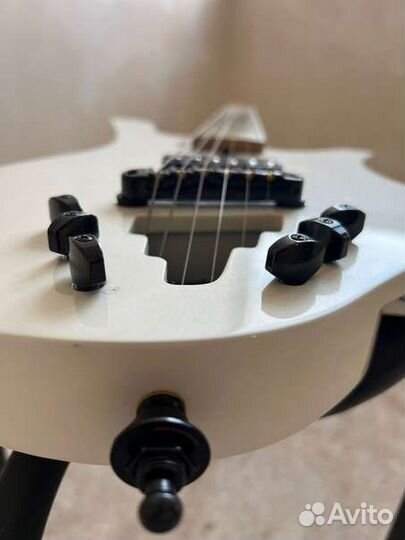 Travel guitar by Max Vinnik Gravity2