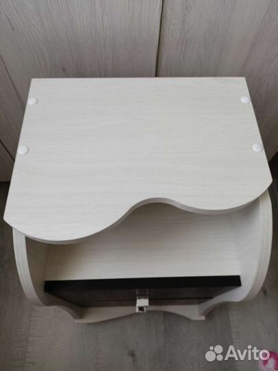 Тумба белая на колесах