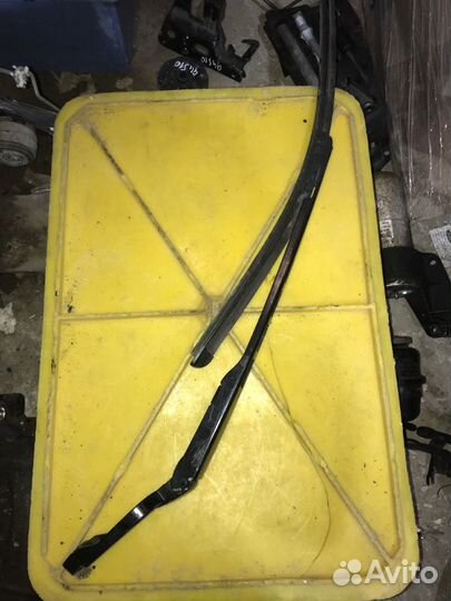 Поводок дворника передний левый Audi A6 C6 BDW