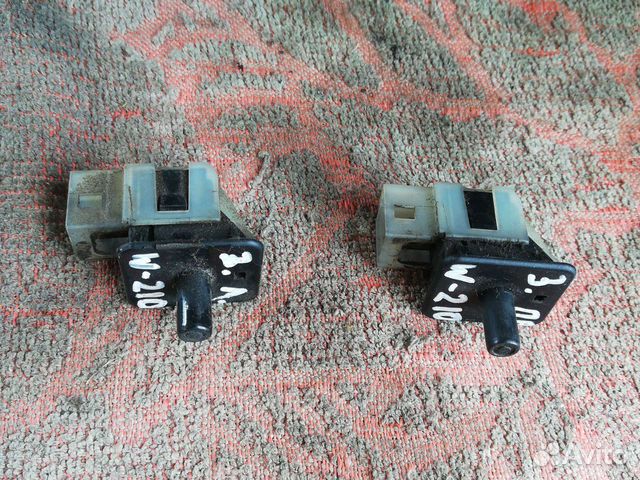 Концевик двери Мерседес W210