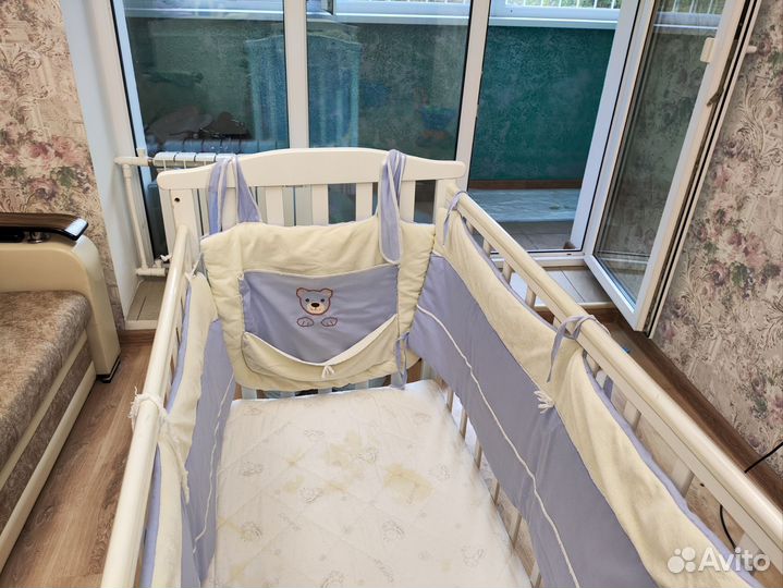 Детская кроватка с матрасом и бортиками