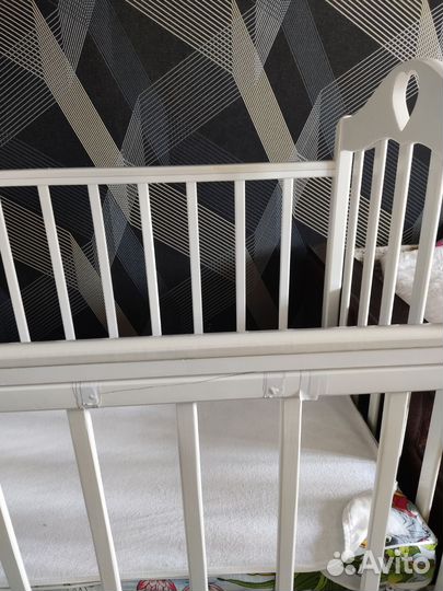 Детская кроватка с маятником