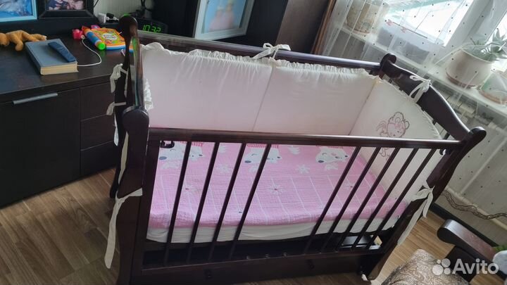 Детская кроватка с маятником и ящиком