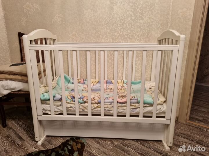 Кровать детская с маятником