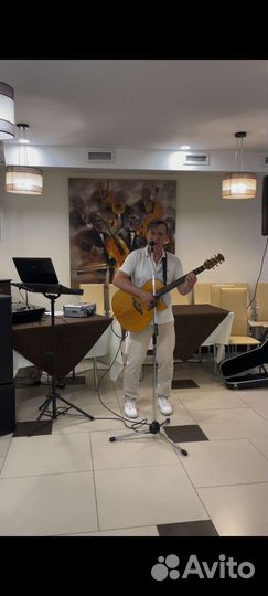 Музыканты. Оборудование. Ведущий праздника. Диджей