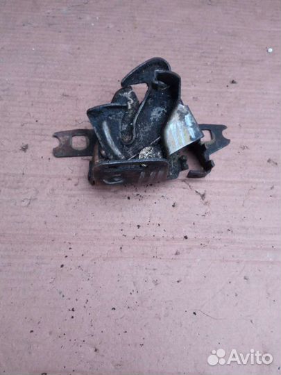 Volkswagen Golf 3 замок капота