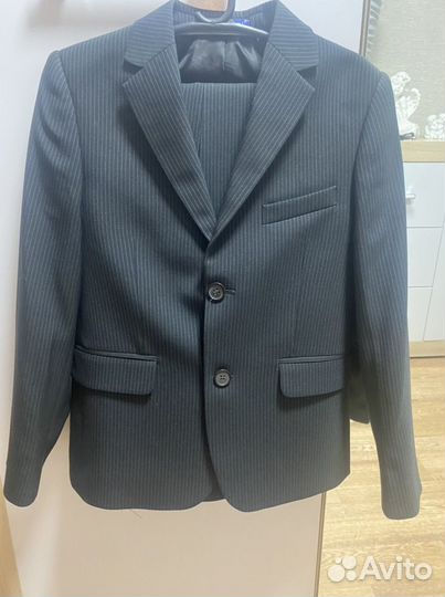 Школьный пиджак одет всего один раз