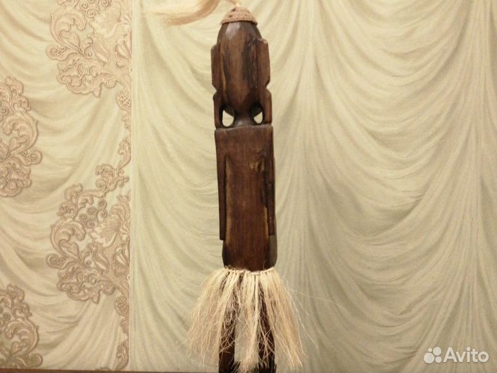Деревянная статуэтка