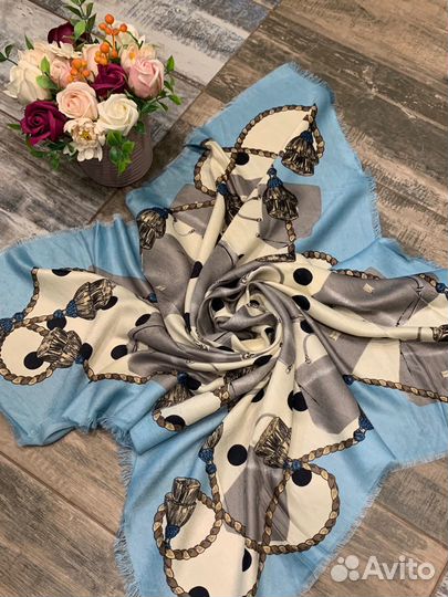 Шерстяной платок шаль DG Dolce Gabbana голубой