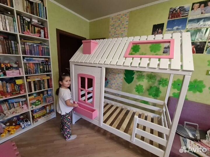 Детская кровать домик из настоящего дерева