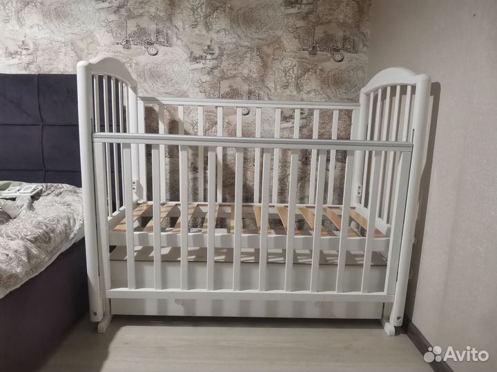 Детская кроватка с продольным маятником