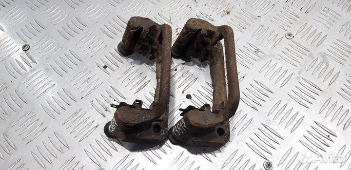 Скоба заднего суппорта Nissan Tiida C11