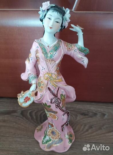 Статуэтка фарфоровая