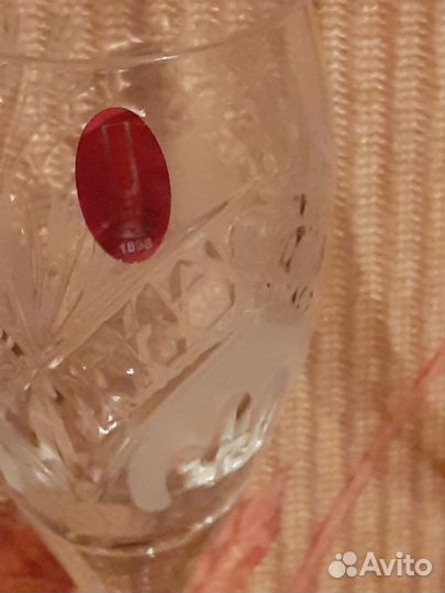 Хрустальные рюмки на ножке