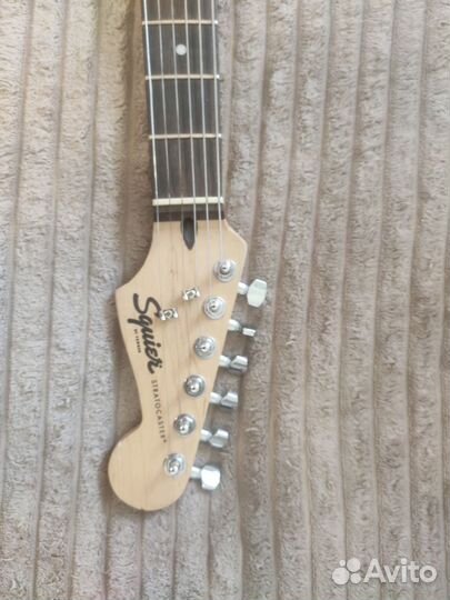 Fender Squier Bullet Stratocaster HSS + Boss OS-2