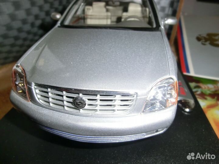 Cadillac 2000 De Ville 1:18