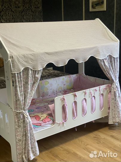 Детская кроватка домик