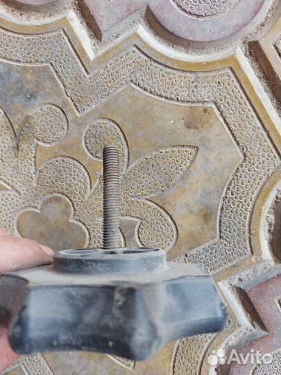 Болт крепления запаски на Skoda Fabia