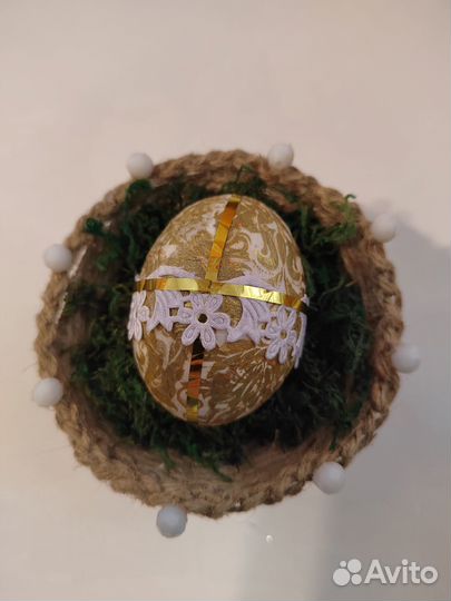 Яйцо пасхальное в корзине сувенир