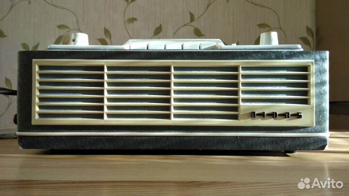 Катушечный винтажный магнитофон aidas