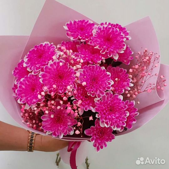 Букет из кустовых хризантем и гипсофилы