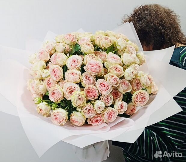 Букет из нежной пионовидной кустовой розы