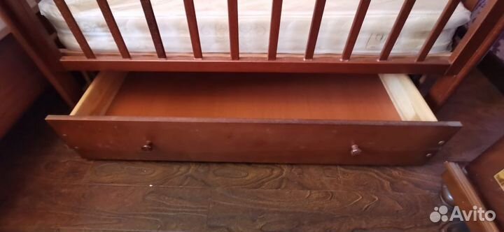 Детская кровать с матрасом и шкафчиком