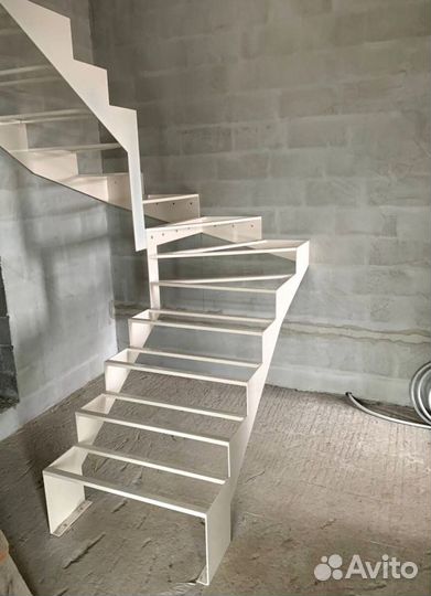 Лестница с забежными ступенями под ключ