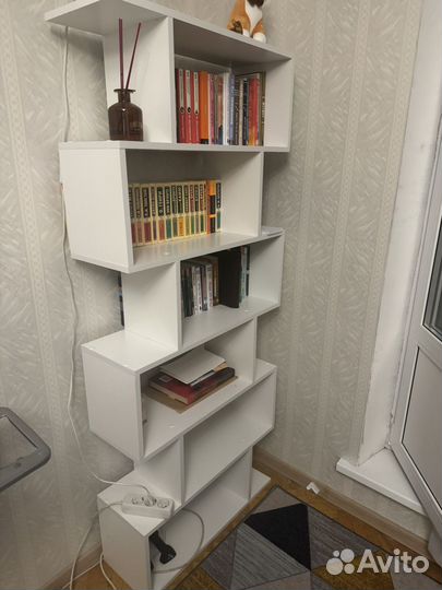 Книжный стеллаж