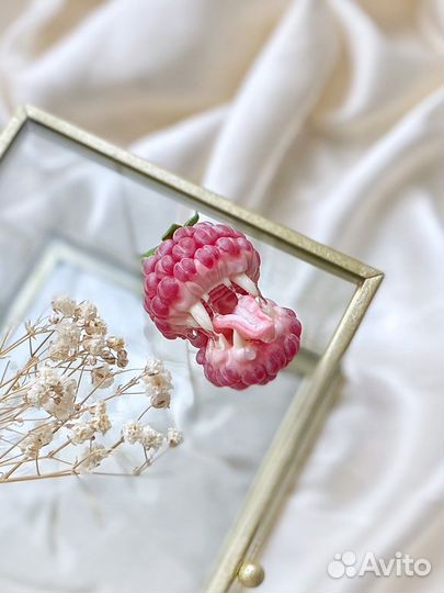 Зубастая брошь