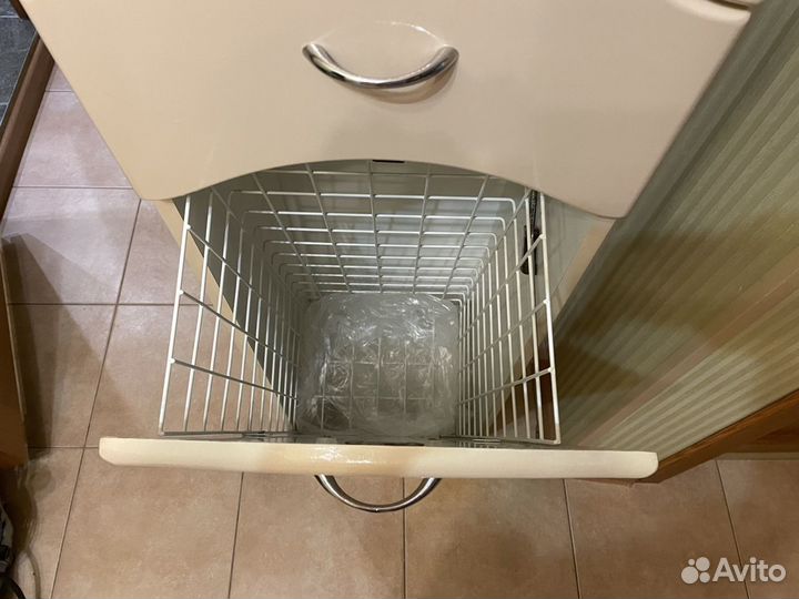 Шкаф пенал для ванной с корзиной