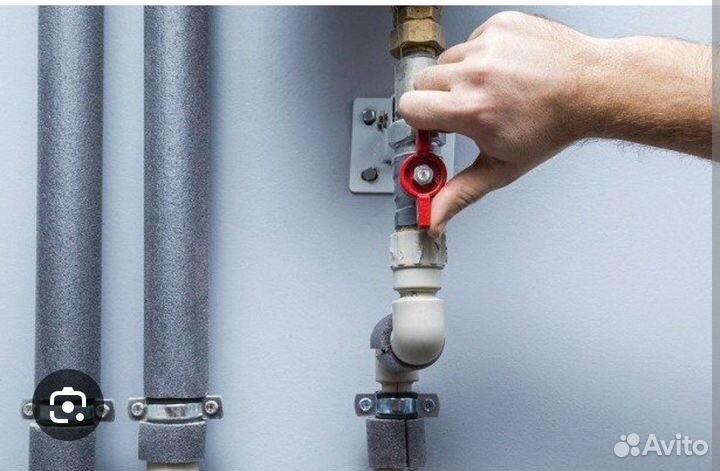 Сантехник заменя сифона, смесителя