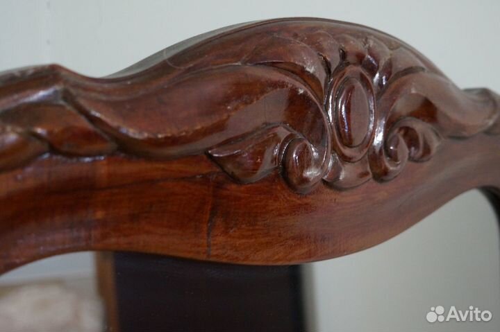 Изящное зеркало в деревянной раме