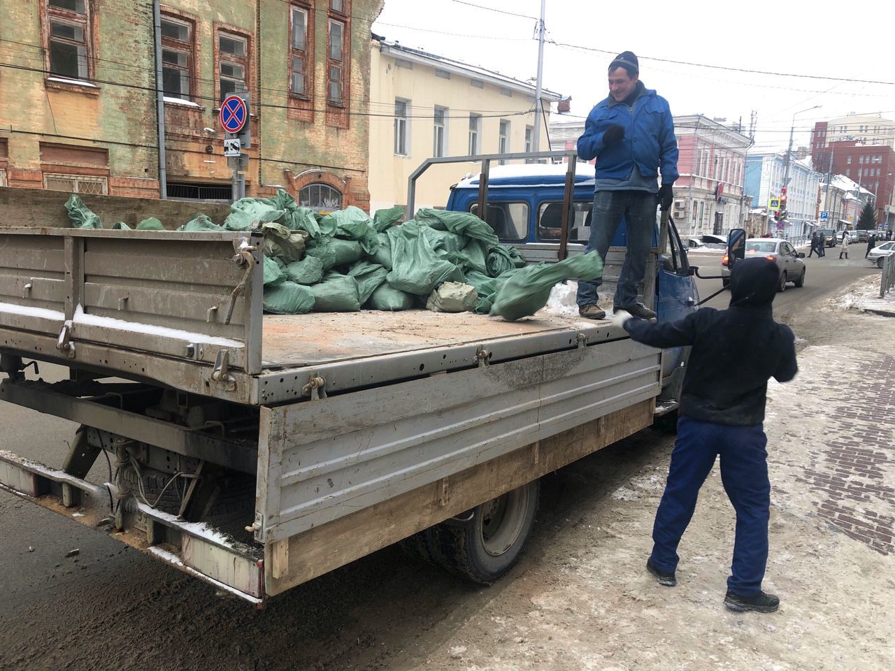 Росавиация вывоз бортов. ЗИЛ груженный мусором.